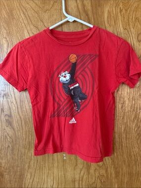 🏀 Adidas Kids' Red Trailblazers Basketball Blaze the Trailcat Tee Kids Size 7